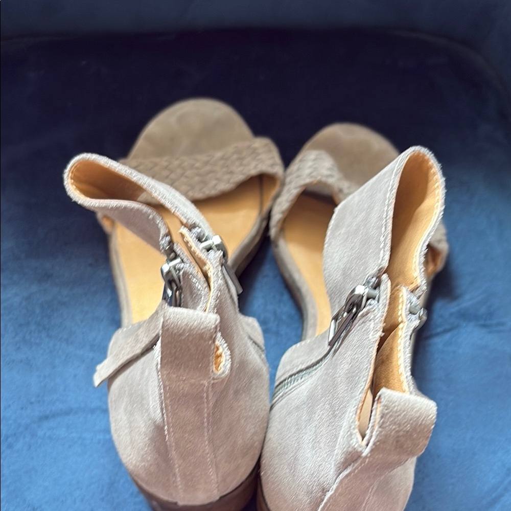 Lucky Brand Nichele Taupe Grey Block Heel Sandals Suede Size 9.5M - Picture 11 of 11